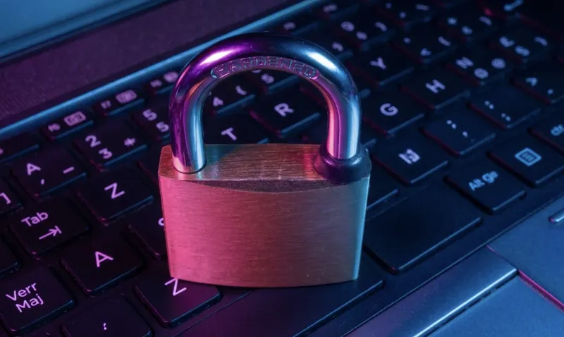 Arnaques en ligne : comment protéger vos parents ou grands-parents dans la Sarthe